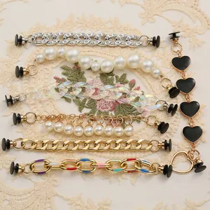 Détail de diverses chaînes de chaussures en perles et résine pour sabots et accessoires