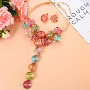 Detail des Boho-Stammesschmuck-Sets mit bunten Spiraldrahtscheiben und Kristallen