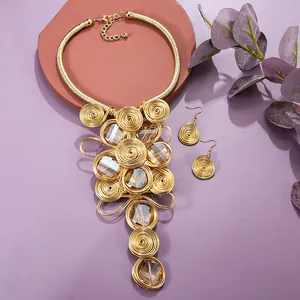 Detailansicht des ethnischen Gold-Halsketten-Sets mit bernsteinfarbenen Kristallen