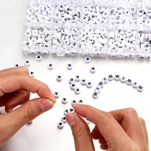 DIY σετ με χάντρες αλφαβήτου με λευκές στρογγυλές χάντρες και καρδιές σε διαφανές κουτί