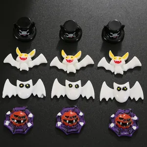 Détails de 12 breloques d'Halloween en résine avec chauve-souris, crâne et toile d'araignée