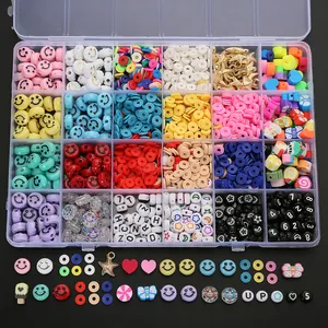 Vue détaillée du kit de perles DIY 24 cases avec disques d'argile, étoiles et lettres