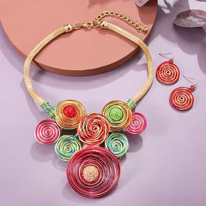 Böhmisches Stammes-Schmuckset mit bunten Spiral-Halsketten und roten Tropfenohrringen