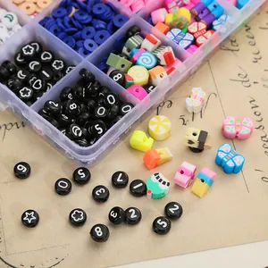 Détails macro de perles en argile DIY et breloques dans une boîte de rangement à compartiments