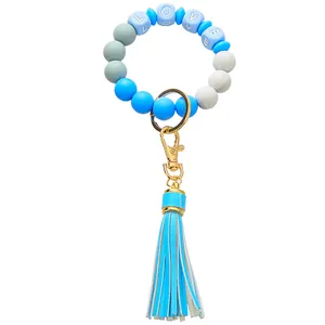 Detailansicht Silikon Perlenarmband mit LOVE-Buchstaben und PU-Lederquaste in Blau