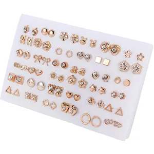 36 paires de boucles d'oreilles géométriques en or rose avec strass sur carte
