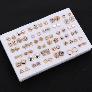 36 paires de boucles d'oreilles dorées géométriques avec étoiles et lapins sur mousse