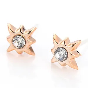 Boucles d'oreilles étoile en or rose avec cristal blanc brillant pour un style chic