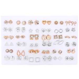 Lot de 36 paires de boucles d'oreilles dorées et argentées aux motifs variés
