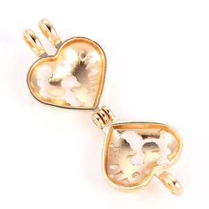 Pendentif médaillon cœur doré avec découpe MOM sur un fond blanc épuré