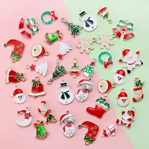 Set di ciondoli natalizi in smalto con Babbo Natale e albero su sfondo colorato