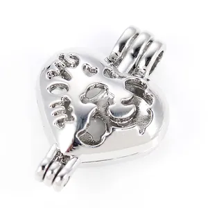 Detailweergave van zilveren hartvormige hanger met I Love You uitsnede voor sieraden