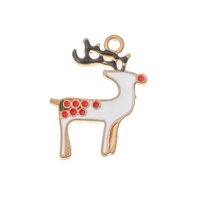 Detail van rendier emaille hanger met rode stippen en zwart gewei voor DIY-sieraden