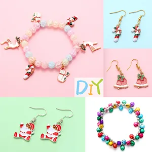 Set di gioielli natalizi in lega con bracciali di perline e orecchini smaltati a tema