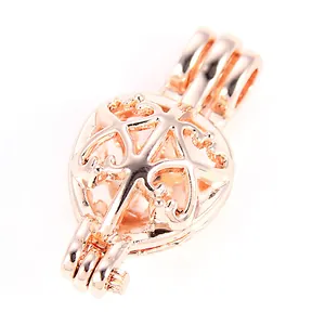 Detailopname van een hartvormige holle kooihanger in roségouden afwerking