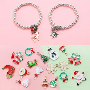 Set di ciondoli natalizi in smalto con bracciali di renna e pendenti festivi colorati