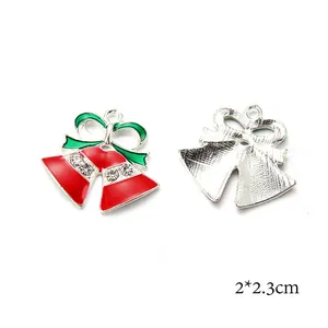Vista dettagliata fronte e retro del ciondolo a campana di Natale rosso con fiocco verde