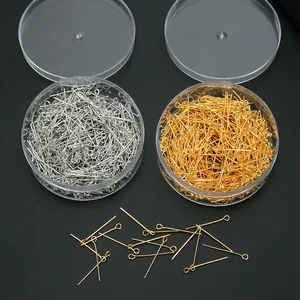 Assortiment gouden en zilveren oogspelden voor sieraden in ronde opbergdoosjes