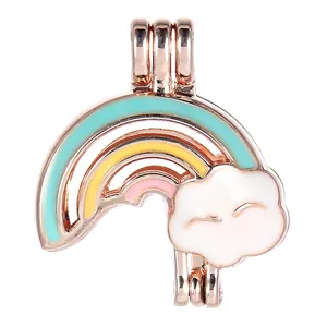 Detail van roségouden regenboogwolk-kooi hanger met een te openen scharniermechanisme