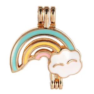 Detailopname van gouden regenboog- en wolkenhanger met emaille lachend gezichtje erop
