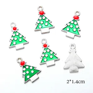 Dettaglio di ciondoli albero di Natale in smalto 2x1,4cm per creazione gioielli