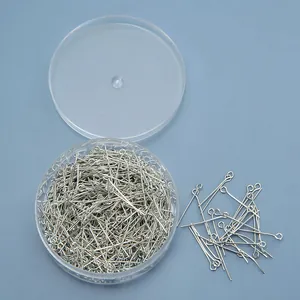 Detail van zilveren oogspelden in een ronde plastic opbergdoos voor DIY-sieraden