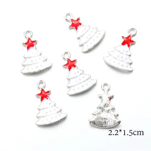 Ciondoli ad albero di Natale in smalto bianco e rosso, dettaglio taglia 2,2x1,5 cm.