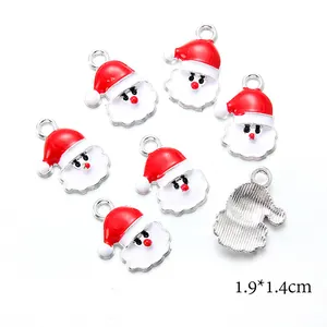 Dettaglio dei ciondoli Babbo Natale in smalto per orecchini DIY, misura 1,9x1,4cm e metallo