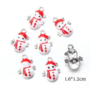 Dettaglio del ciondolo a pupazzo di neve di Natale con smalto rosso bianco da 1,6x1,2 cm