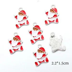 Dettaglio di ciondoli Babbo Natale in smalto da 2,2x1,5cm per creazione gioielli DIY