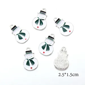 Dettaglio dei ciondoli a forma di pupazzo di neve in smalto per gioielli DIY 2,5x1,5cm