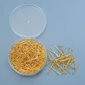 Detailweergave van gouden T-pinnen in een ronde opbergdoos voor DIY sieraden maken