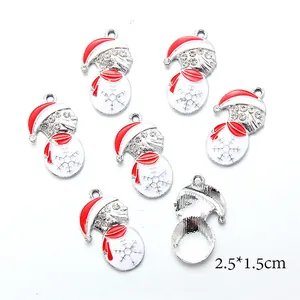 Dettaglio di ciondoli a forma di pupazzo di neve in smalto con strass e 2,5x1,5cm