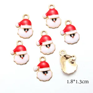 Vista macro dei ciondoli Babbo Natale con retro dorato liscio e misura 1,8x1,3 cm