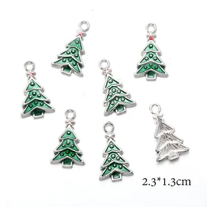 Dettaglio dei ciondoli albero di Natale in smalto verde 2,3x1,3cm con lega d'argento