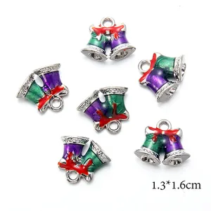 Dettaglio ciondoli natalizi a campanella 1,3x1,6cm in lega smaltata con fiocchi rossi