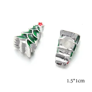 Dettaglio ciondolo albero di Natale smalto verde con stella rossa e misura 1,5x1cm