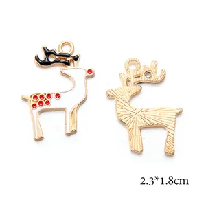 Dettaglio di ciondoli a renna in lega con finitura smaltata e dimensioni 2,3x1,8 cm