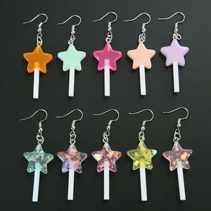 Vue détaillée de dix boucles d'oreilles sucettes étoiles colorées avec paillettes et résine