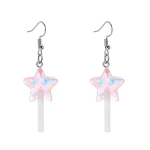 Détail de boucles d'oreilles sucette étoile rose avec paillettes et crochet métallique