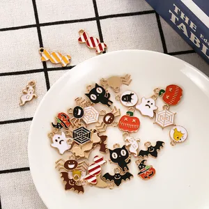 Mix di ciondoli smaltati a tema Halloween con zucca, gatto nero e fantasmi