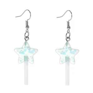 Vue détaillée de boucles d'oreilles sucettes en forme d'étoile irisée avec poignées blanches