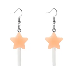 Détail de boucles d'oreilles sucettes étoiles roses avec crochets argentés et acrylique