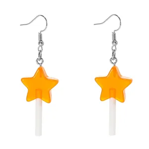 Vue détaillée de boucles d'oreilles créatives sucettes orange avec crochets argent