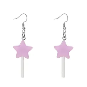 Détail macro de boucles d'oreilles sucettes étoiles roses avec crochets argentés sur fond blanc