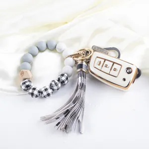 Weihnachtliches Schlüsselanhänger-Armband mit Karoperlen, Lederquaste und Autoschlüssel