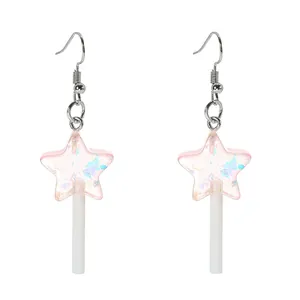 Vue détaillée des boucles d'oreilles sucette étoile rose avec paillettes et crochets
