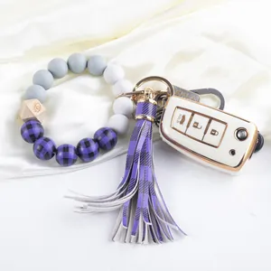 Detailansicht der Perlen-Armband-Schlüsselanhänger mit Holzperle und Lederquaste