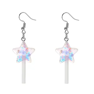 Boucles d'oreilles pendantes étoile sucette avec texture holographique et crochets en argent