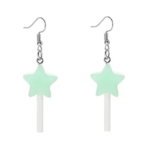 Gros plan de boucles d'oreilles pendantes sucettes étoile verte avec crochets argentés